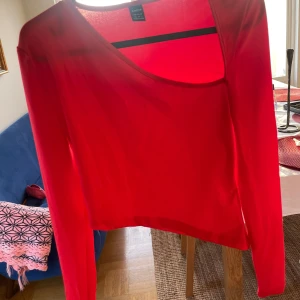 Röd långärmad topp från Shein - Snygg röd långärmad topp från Shein. Perfekt för att lägga till en färgklick i garderoben. Toppen är tillverkad i ett mjukt och stretchigt material.