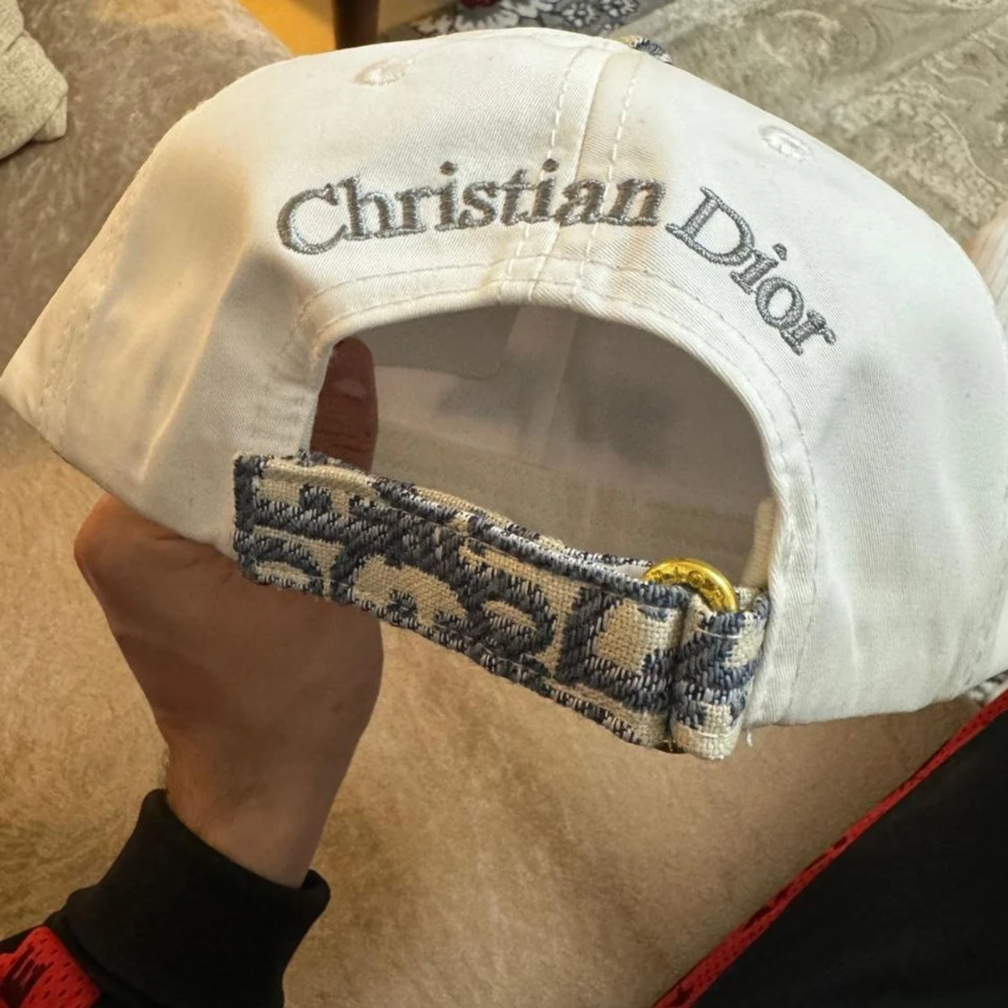 Vit och mönstrad keps från Dior - 2