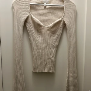 Långärmad topp  - Långärmad topp i storlek XS. Stretchig vid magen och sitter superfint. Använd några gånger o den är lite nopprig. Utsvängda ärmar 