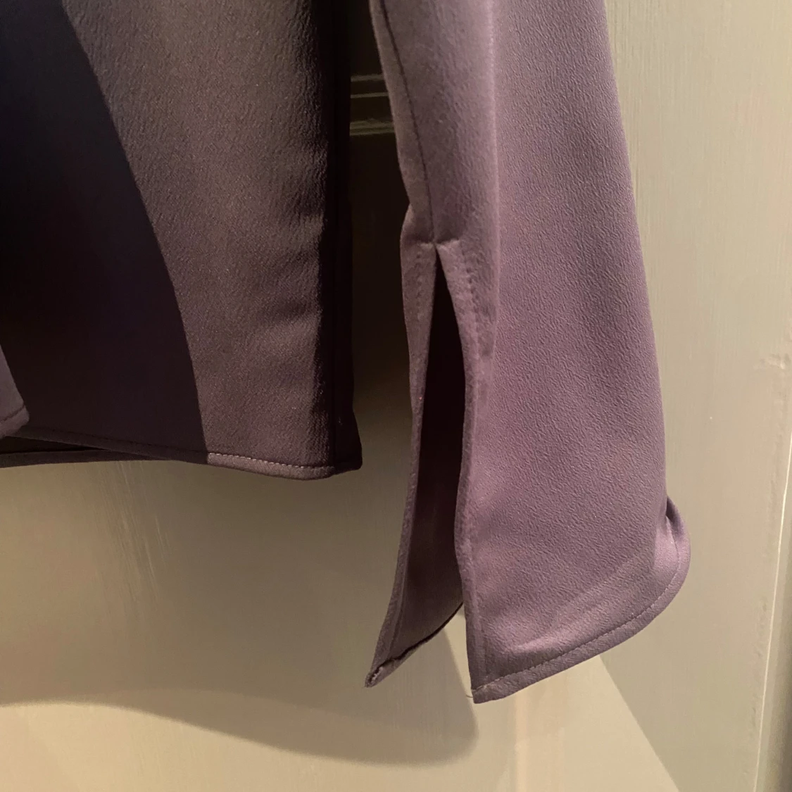 Grå långärmad blus med draperad krage - 3