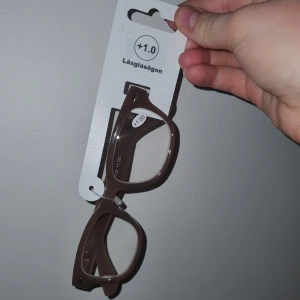 Läsglasögon - Snygga bruna läsglasögon med styrka +1.0. De har en klassisk design med en rektangulär form som passar de flesta ansikten. Perfekta för att läsa eller arbeta vid datorn.