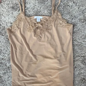 Spets linne  - Så fint spets linne i beige färg!!💛