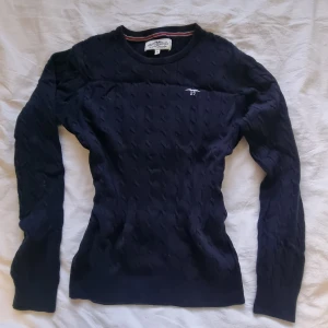 Kabelstickad tröja - Såå fin marinblå stickad tröja från hampton republik men påminner om gant o ralph lauren💘 sitter tight