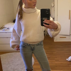 Stickad polo tröja - Skit snygg polo tröja från monki!!! Går att styla på olika sätt och den är otroligt skön. Knappt använd, säljer just för att den inte kommer till användning. Köp snabbt och enkelt via ’köp nu’!💞