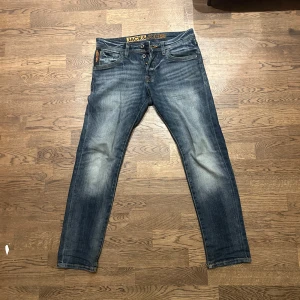 Jack & Jones jeans - Snygga blå jeans från Jack & Jones med en slim fit passform. De har en klassisk femficksdesign och en lätt tvättad look. Perfekta för en stilren vardagslook.