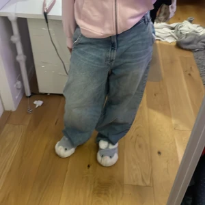 Blå baggy jeansbyxor från Bershka - Säljer ett par blå jeansbyxor från Bershka i skaterstil. Byxorna har en loose passform och är tillverkade i denim. Perfekta för en avslappnad look. Jag är 168 cm. 