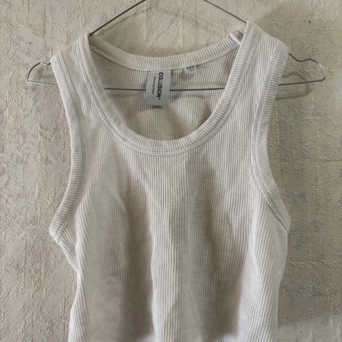 Vit ribbad linnetopp från Collusion