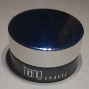 Bang Beauty Brow Cream i Milk Chocolate - Bang Beauty Brow Cream i nyansen Milk Chocolate. Perfekt för att forma och definiera dina ögonbryn med en krämig konsistens som ger ett naturligt resultat. Kommer i en stilren burk med skruvlock.
