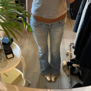 Lowwaist bootcut jeans - Snygga ljusblå bootcut jeans med låg midja ifrån ginatricot som inte görs längre köpta för extremt länge sen