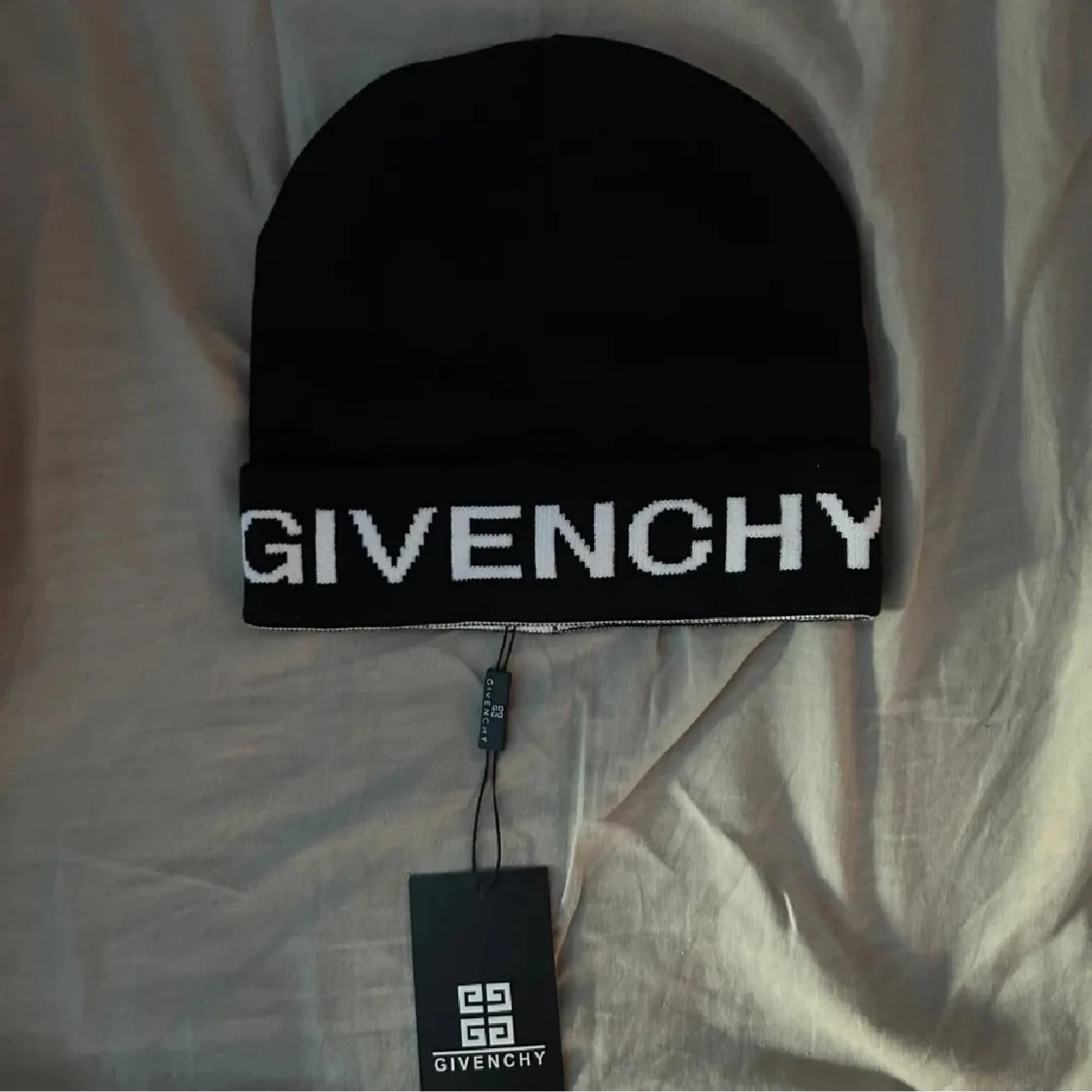 Svart mössa från Givenchy