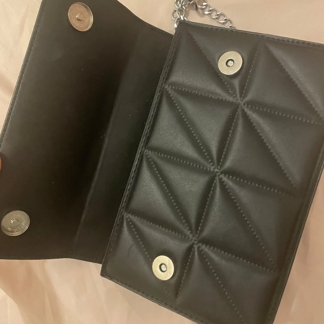 Svart axelväska med kedja - 1