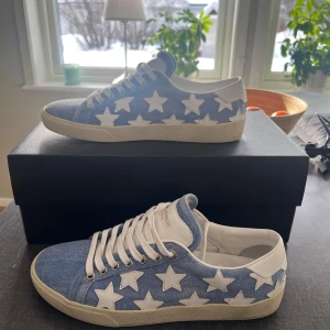 Saint Laurent skor - Snygga exklusiva blåa sneakers från Saint Laurent med stjärnor. Original storlek: 40.5 men passar 41.5. Alla tillbehör ingår: Box, bust bag och kort. 