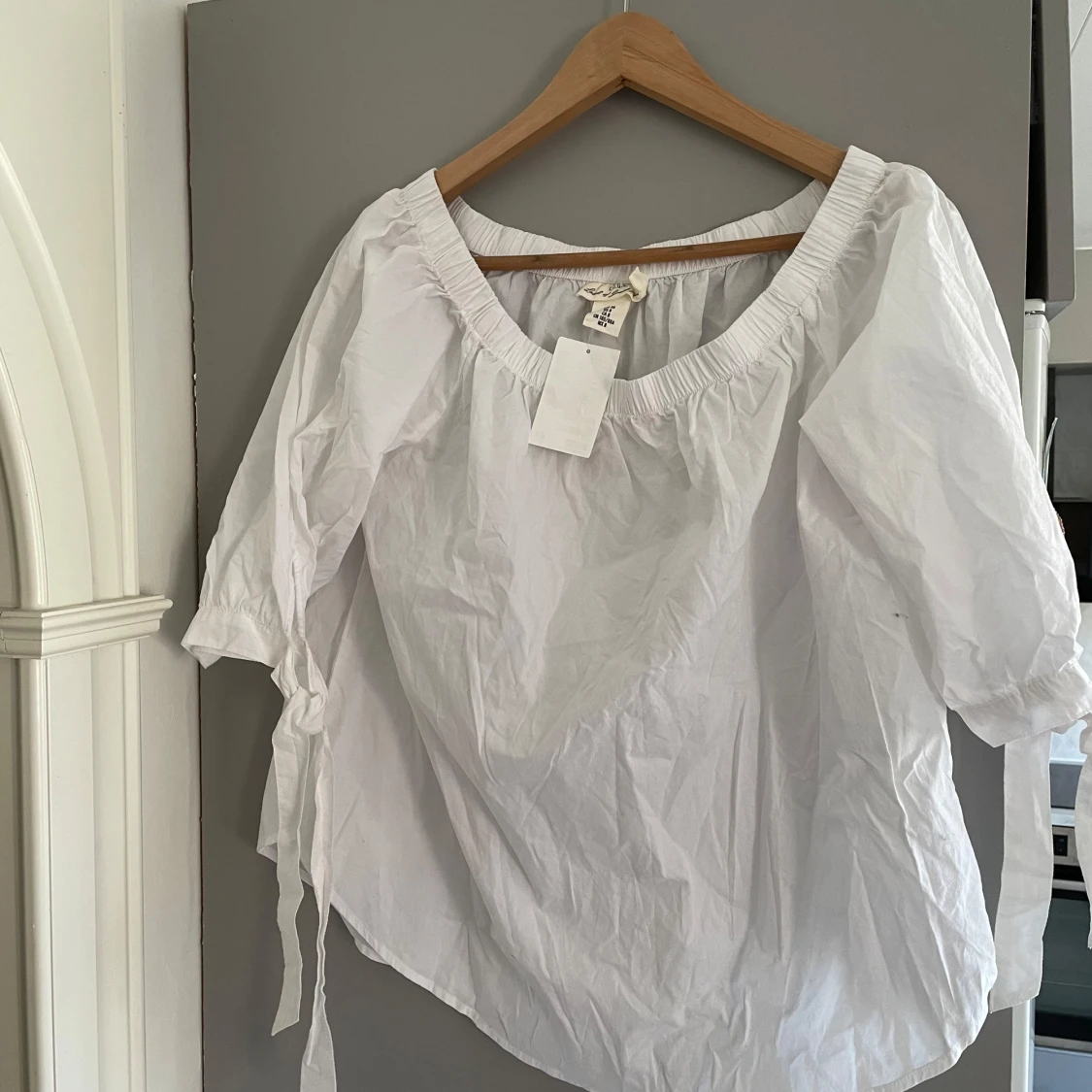 Vit blus med knytband - 4