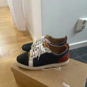 Christian Louboutin skor - Först till kvarn! Christian Louboutin skor i strl 43. Skicket på skorna är rätt bra, men finns tecken på användning. Inga särskilda defekter finns. Box och extra nitar finns med. Mvh Albin