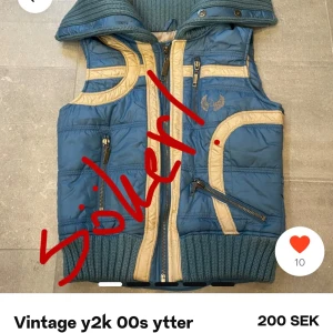 Vintage y2k 00s ytter väst - Jag söker denna annons/jacka då jag inte kunnat hitta den igen. Jag vill köpa en sådan här jacka. 🩵