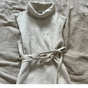 Zara tröja - Bra skick säljer då den inte kommer till användning. Går att ha både med och utan bandet!!💘
