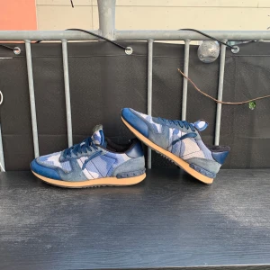 Valentino rockrunner  - Ett par tvär feta valentino rockrunner skor, perfekta nu till sommaren. De är i 7:10 skick. Nypris ligger på runt 7000 och mitt pris är 1799, priset inte hugget i sten. Skriv vid funderingar