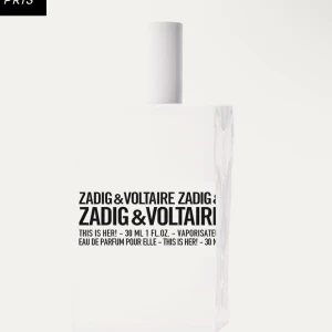 Zadig & Voltaire This Is Her! Eau de Parfum - Säljer en elegant och modern parfym från Zadig & Voltaire, 'This Is Her!'. Flaskan är stilren och vit med svart text. 50 ml flaskan som är lite använd, se bild. Perfekt för den som söker en unik och sofistikerad doft.