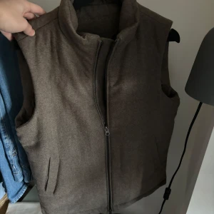 John Henric väst - Riktigt snygg väst från John Henric. Storlek S och helt oanvänd! Hör av dig vid eventuella frågor🤝🏼