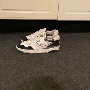 New Balance 550 White Black Rain Cloud - Säljer dessa riktigt schyssta New Balance 550 White Black Rain Cloud. De är i rätt bra skick, men har använts en del. De är i storlek 46,5 och nypris i den storleken ligger runt 2500kr. Tveka inte på att höra av dig vid eventuella frågor!