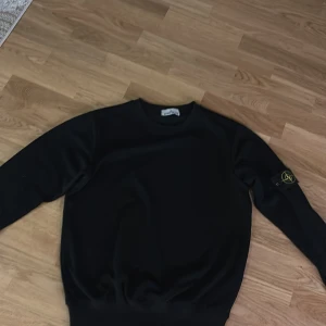 Svart tröja från Stone Island - Säljer en stilren svart tröja från Stone Island. Perfekt för en snygg och lugn outfit. Helt ny, har bara använts 1-2 gånger. Säljer den för att den var för stor på mig.