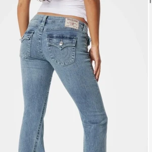 Blå bootcut jeans - Snygga blå bootcut jeans med låg midja och klassisk femficksdesign. Perfekta för en avslappnad stil med en touch av retro. Passar bra till både sneakers och klackar.