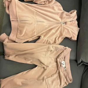 Rosa set från Juicy Couture - Mysig rosa set från Juicy Couture i st 10/11 