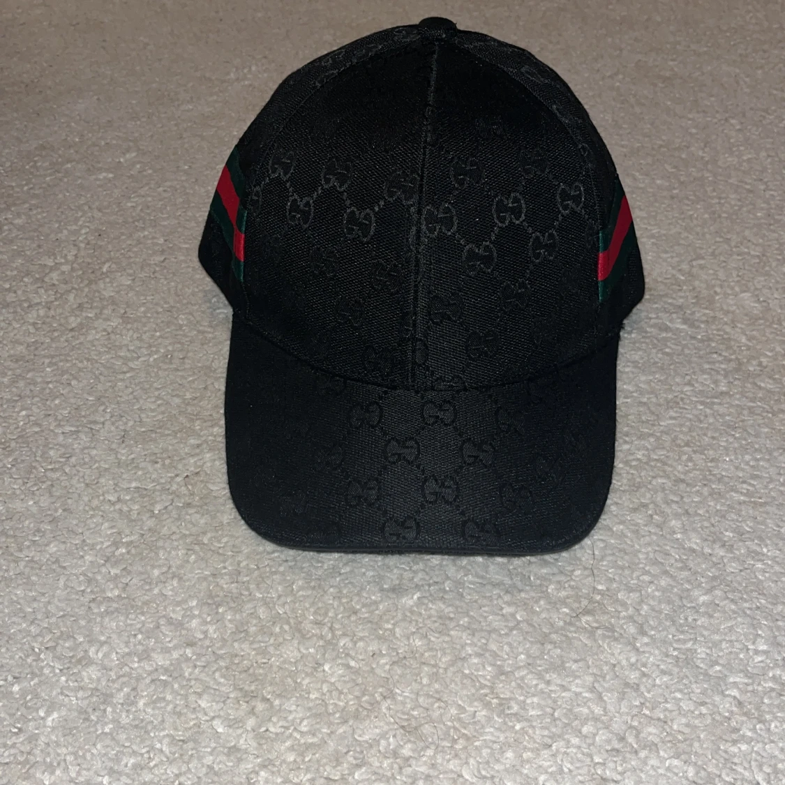 Svart keps med ränder - 2