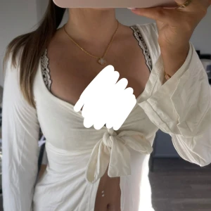 Vit topp från Designbysi! - Med knyte💗