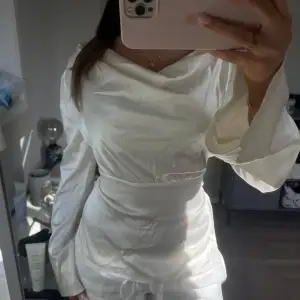 Snygg krämvit blus i satin💗