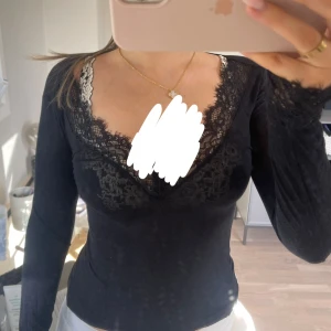 Svart intimissimi topp med spets😍 - Snygg tajt svart genomskinlig topp med spets🤩(Två trådar har gått upp på baksidan*)