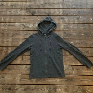 Grå hoodie från Jack & Jones - Säljer nu en riktigt snygg grå hoodie från Jack & Jones. Den har en kashmir-look men är i bomull. Perfekt för en avslappnad look, i bra skick. Skriv om ni har frågor, nypris 499