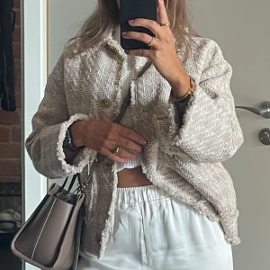 Jacka ifrån HM - Rensar på grund av flytt. Säljer en beige tweedjacka ifrån HM. Använd 1 gång 