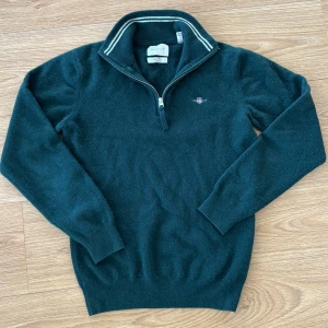 Mörkgrön tröja från GANT - Säljer en mörkgrön tröja från GANT i lammull. Jag säljer den eftersom att den krympande i tvätten och nu är för liten. Den var 170 men jag tror att det är en 164 nu.