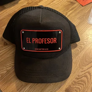 Svart keps från John Hatter - Snygg svart keps från john hatter som jag köpte i sommras och inte använt den så mycket, men den har blivit lite solbränd på några ställen som man kan få se bilder på om ni skriver till mig😊ny pris ca 1000kr