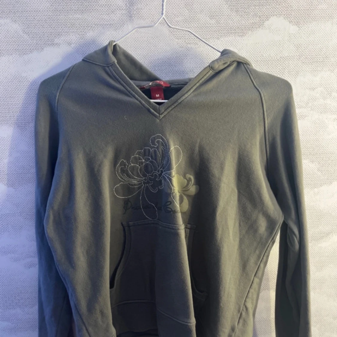 Grön hoodie med blommönster - 2