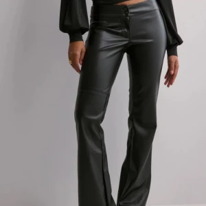 Lowwaist skinnbyxor - As snygga lågmidjade skinnbyxor från Nelly. Tyvärr är de för stora för mig. Storlek 36❤️slutsålda