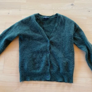 Mörkgrön kofta med knappar - Säljer en mörkgrön stickad kofta med knappar!☺️