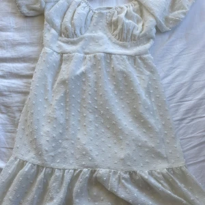 Sommar klänning - En fin sommar klänning från Gina tricot i XS som jag bara använt en gång💕den är öppen i ryggen och halv långa armar.💕