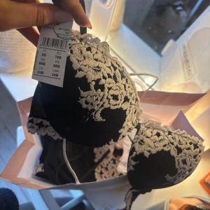Intimissmi bh pretty flower - Säljer min helt nya! Bh från Intimissmi i pretty flowers. Säljer så den va för liten för mig endast testat en gång alltså helt ny med prislapp! Storlek 85B💕