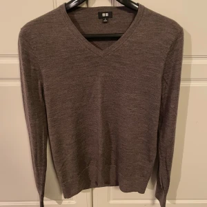 Brun merinoullströja - Säljer den här v-neck tröjan från Uniqlo i 100% merinoull. Den är i stort sett i nyskick. Den är i storlek M och nypris ligger runt 500kr. Tveka inte på att höra av dig vid eventuella frågor!