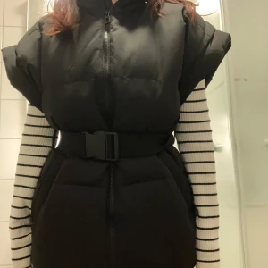 Svart väst - Jättesnygg och stilren väst från NAKD. Köpt för 700kr. Aldrig använd, alltså i nyskick. Lite ovsersize så man utan problem kan ha en hoodie under
