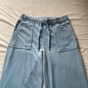 Juicy couture byxor - Säljer mina juicy byxor i storlek S. Dom är i bra skick, inga hål osv. Vill ni ha bilder på de och är intresserad så är det bara att skriva till mig. Säljer för 500kr, kanske kan tänka mig att gå ner lite mer i pris. (nypris 1200kr)💕