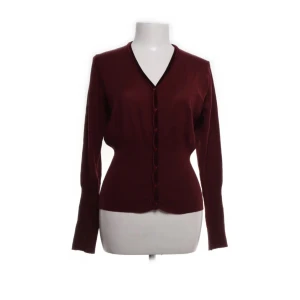 Vinröd kofta med knappar - Snygg vinröd kofta med v-ringning och knappar framtill. Perfekt för att hålla sig varm och stilren. Passar bra till både jeans och kjol.