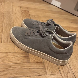 Grå mockasneakers från Vagabond - Grå mockasneskers från Vagabond, nypris 1400, säljer för att de ej använts