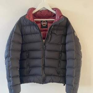 Retro Colmar jacka - Tjena, säljer denna sälsynta Colmar jacka! Den har en vintöd, vit och blå innersida. Modellen tillverkas ej något mer, och den är svår att få tag på. Storlek S. Bra skick, men en liten lagning på underarmen, men inget man ser vid användning! Hör av er vid frågor eller funderingar! Glöm inte checka mina andra Colmar jackor!!