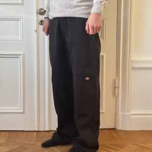 Dickies byxor  - Feta dickies byxor i utmärkt skick. Size 31/32 Loose fit. Modellen är 178cm 66kg.