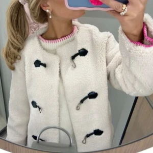 Teddyjacka med knäppning Gina Tricot  - Säljer denna jackan i helt nyskick som aldrig är använd från Gina Tricot!! Den är helt slut på hemsidan och kostar i nypris 800kr🌸🌸🌸💕💕💕 Helt perfekt nu till våren!!!! De två sista bilderna är mina🥰