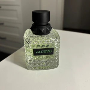 Valentino Born In Roma Green Starvaganza - Valentino Born In Roma Green Starvaganza parfym. Cirka 40% är använd men den kommer inte till användning längre💚
