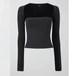 Soft touch topp - Snygg svart långärmad topp. Perfekt för en stilren look med en tight passform som framhäver figuren. Tillverkad i ett mjukt och stretchigt material för extra komfort.